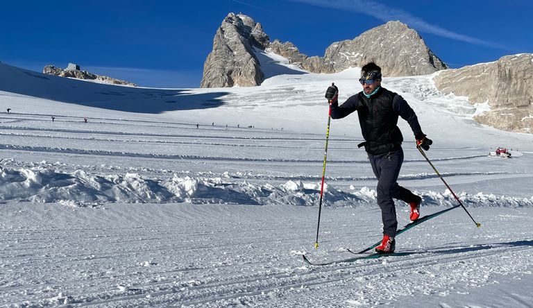Martin Koukal na běžeckých lyžích na ledovci Dachstein